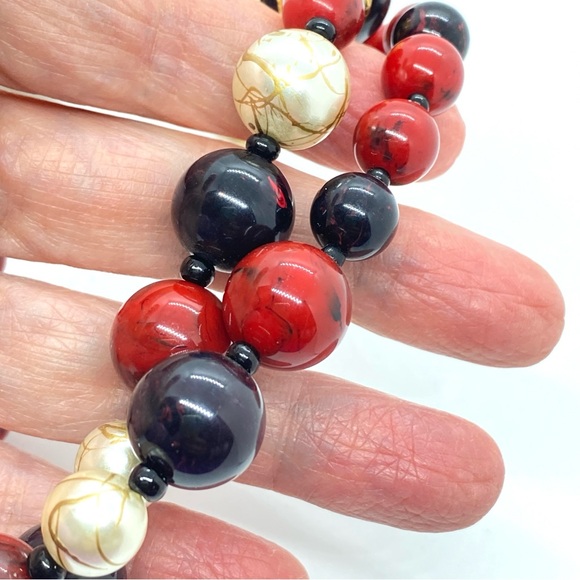 AVON Vintage Black & Red Beads Faux Pearls Gold Tone Necklace Circa 1990s - Picture 8 of 8